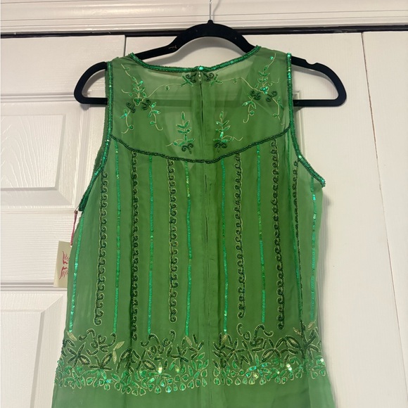Chic Green Embroidered Sleeveless Blouse - Picture 2 of 6